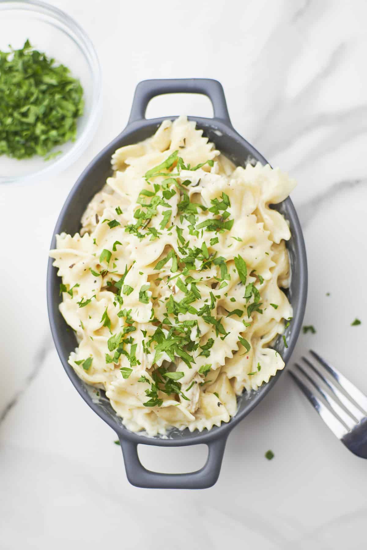 closeup of garlic parmesan chicken pasta.